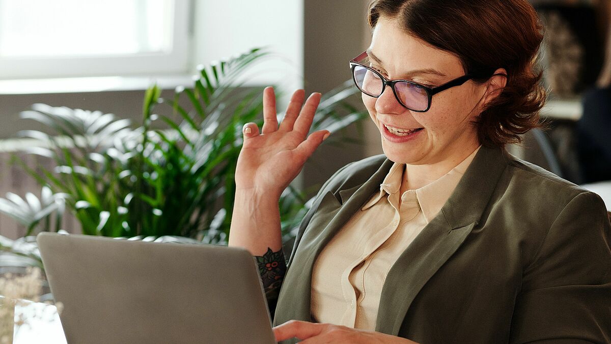 Frau die MacBook benutzt @pexels.com