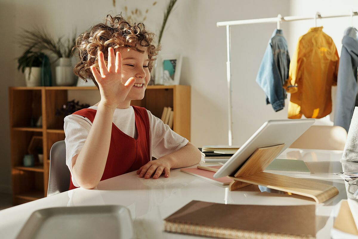 lächelndes Kind vor Tablet-PC @pexels.com