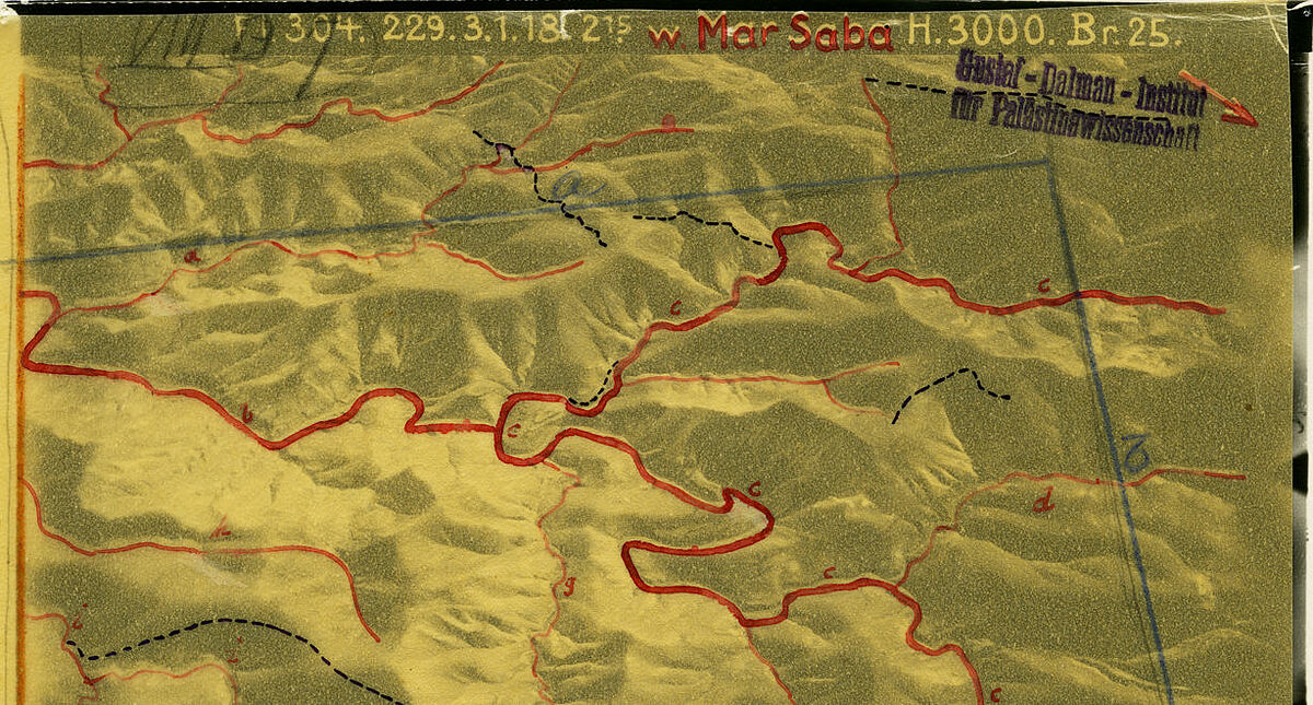 Fliegerbild von Mar Saba vom 3. Januar 1918: Über den Fotoabzug legte Dalman Transparentpapier, um die Strukturen nachzuzeichnen (Bild: Dalman-Institut)