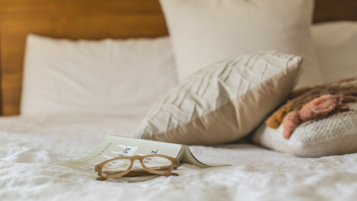 Brille auf weißem Bett @pexels.com