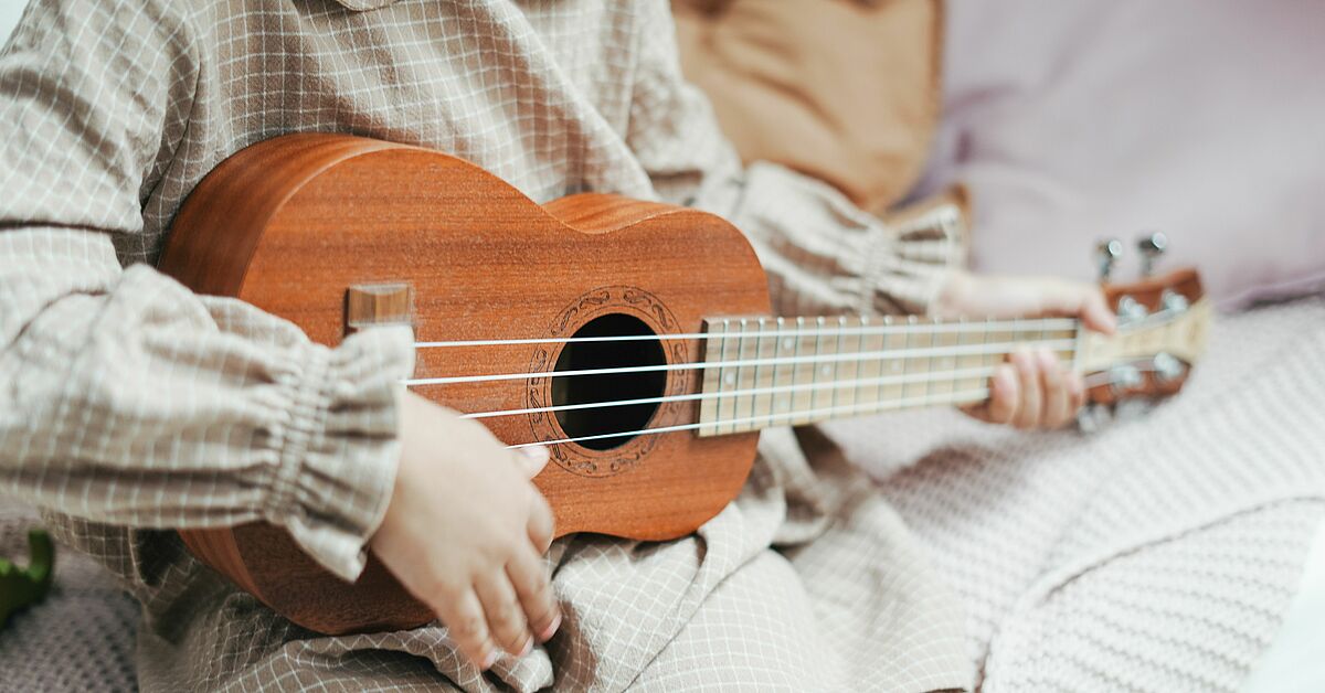 Kleinkind beim Ukulelespielen @pexels.com