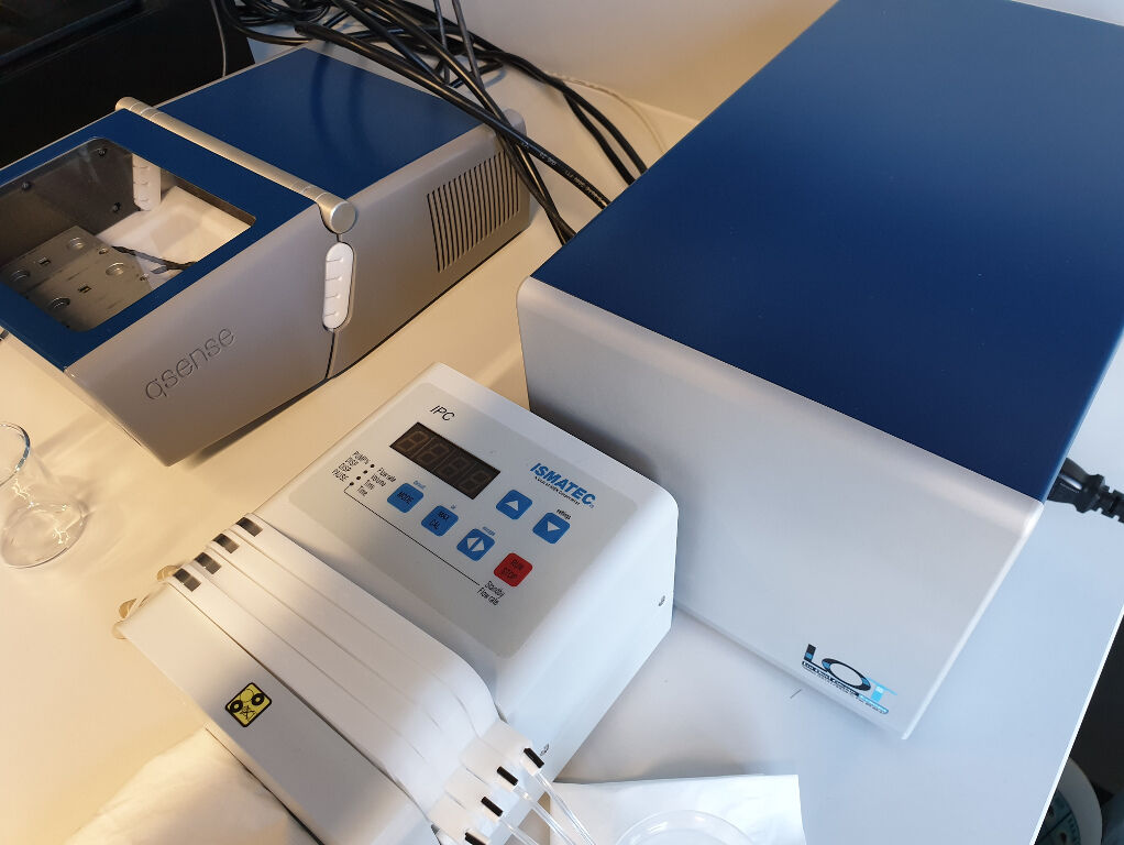 Quartz Crystal Microbalance with Dissipation Monitoring (QCM-D) – Q-sense (Biolin Scientific)