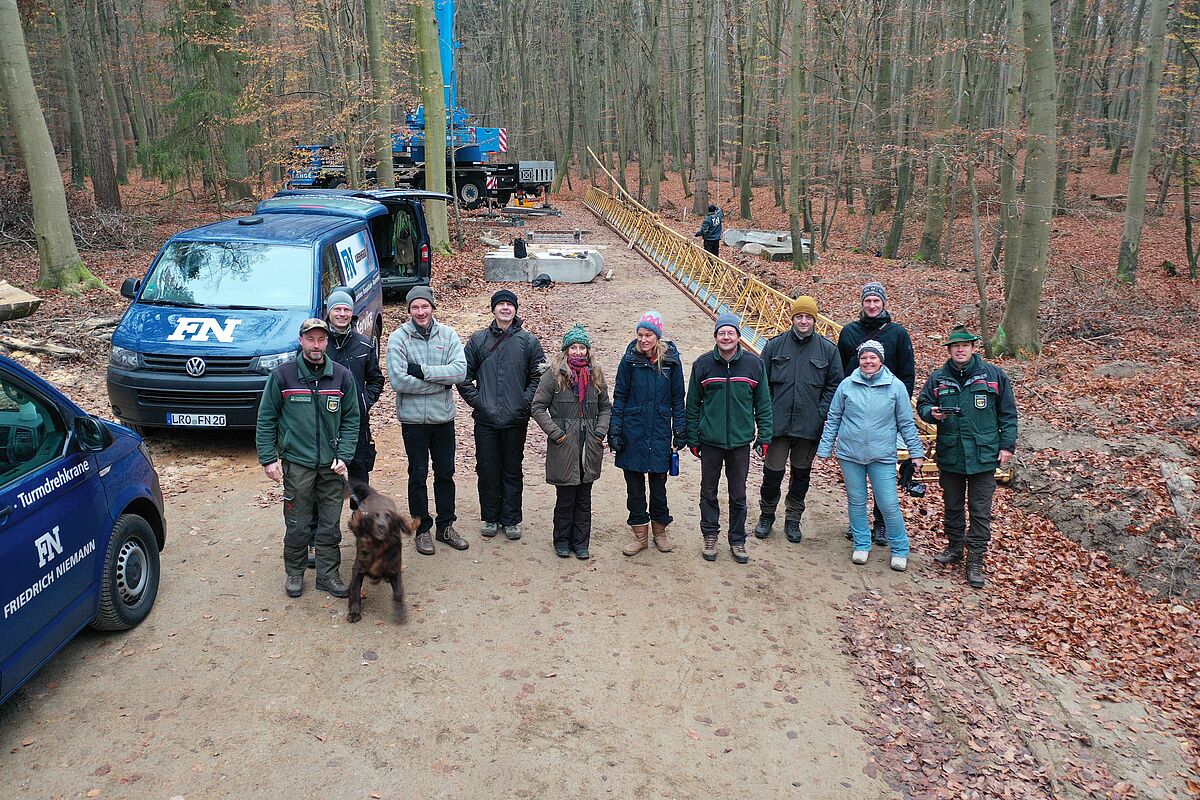 Gruppenbild der am Kranaufbau beteiligten Personen