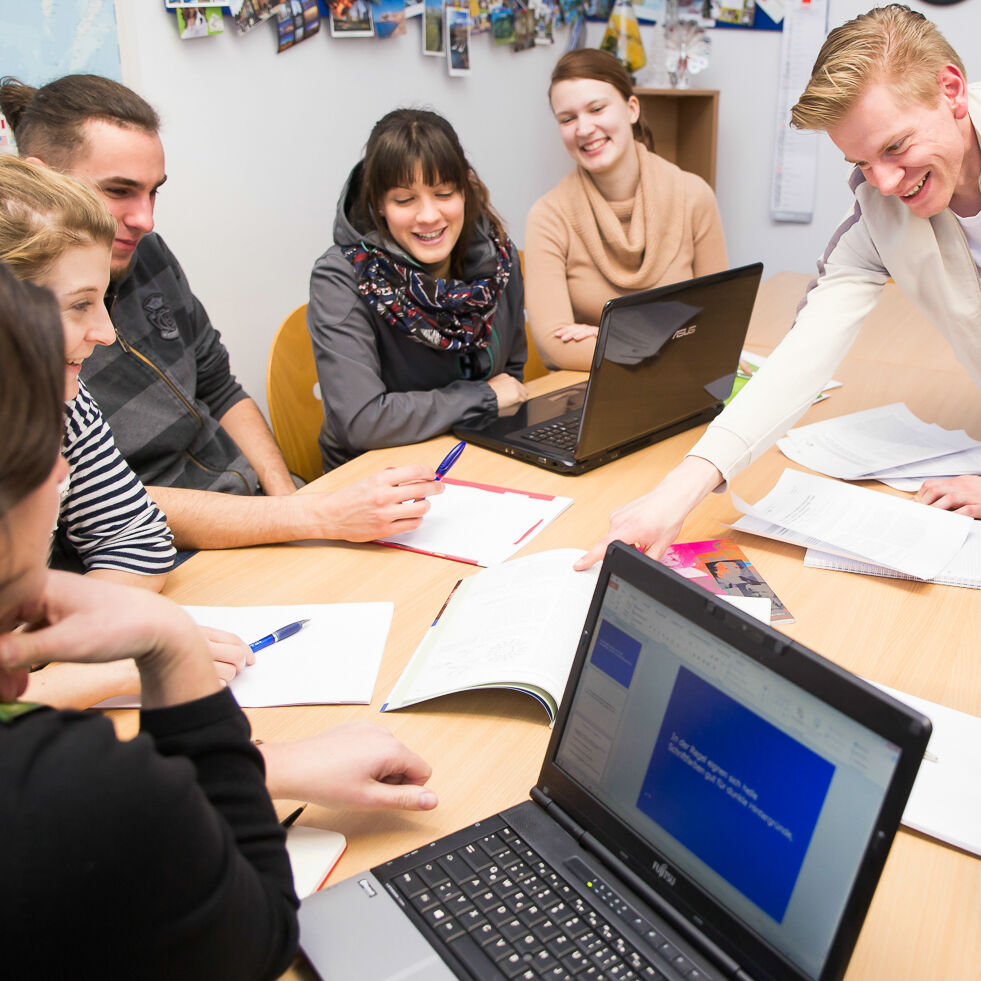 Symbolfoto Studierende bei der Gruppenarbeit