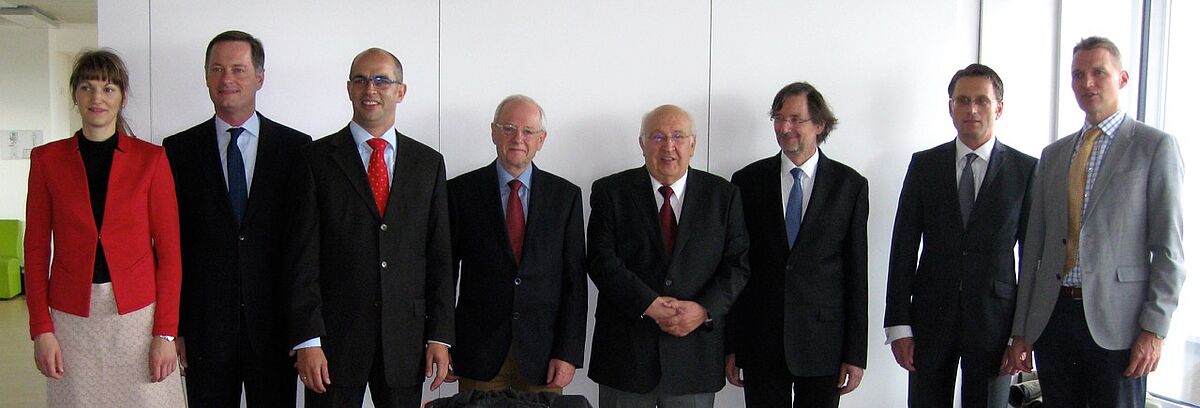 Von links: PD Dr. Karina Sopp (Universität Wien), Profs. Drs. Lutz Richter (Universität Trier), Gerrit Brösel (FernUni Hagen), Wolfgang Nadvornik (Universität Klagenfurt), Manfred J. Matschke (EMAU Greifswald), Martin Moog (TU München), Michael Olbrich (Universität des Saarlandes), Stephan Meyering (FernUni Hagen), nicht auf dem Bild: Prof. Dr. Otto A. Altenburger (Universität Wien).