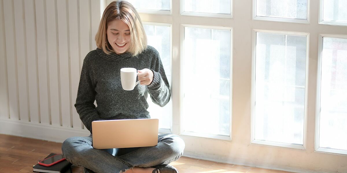 Frau im grauen Pullover trinkt Kaffee @pexels.com