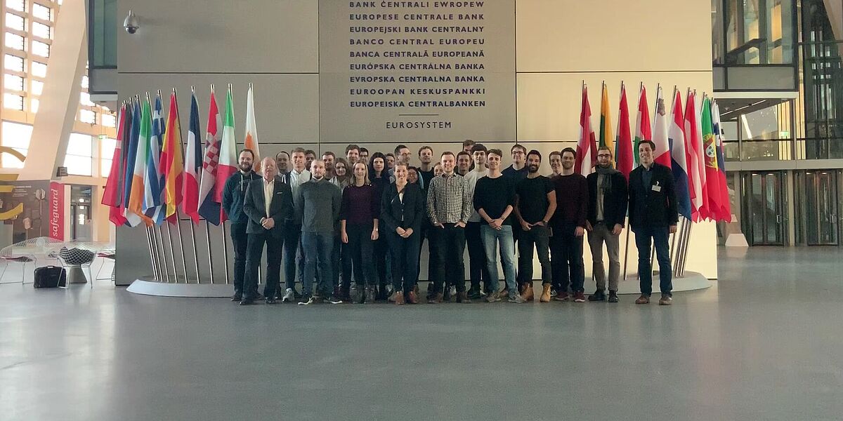 Die Seminarteilnehmer im Foyer der Europäischen Zentralbank