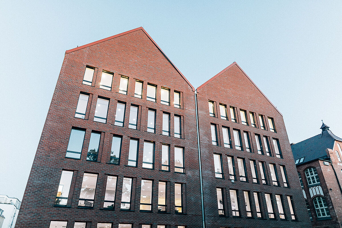 Blick auf die Bereichsbibliothek am Campus Loefflerstraße