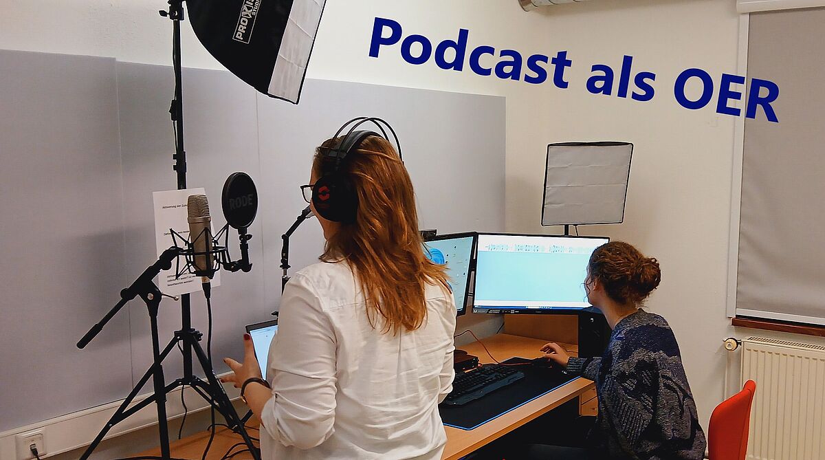 eine Person spricht in ein Mikrofon. Eine zweite Person arbeitet an einem Computer. "Podcast als OER" steht als Schriftzug oben rechts auf dem Bild.