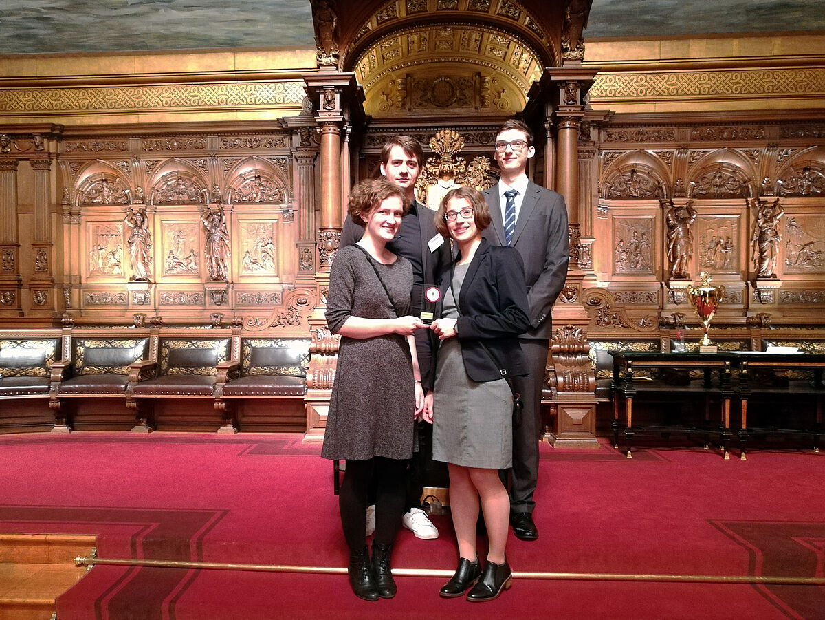 Die Greifswalder Jurastudenten Laura Holder, Jytte Lauenstein, Richard Retka und Paul Teubner vertraten die Universität Greifswald erfolgreich beim Moot Court „HanseMoot“ am 13. und 14. November 2017 in Hamburg und belegten dort den dritten Platz. Eine Auszeichnung erhielten sie zudem für den besten Schriftsatz. Bild: Paul Teubner.