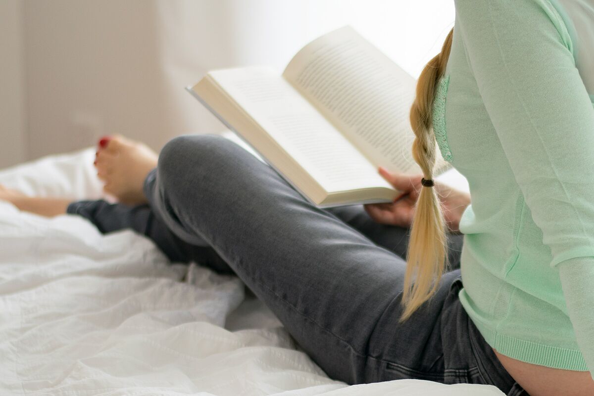 Buch wird im Bett gelesen @Pexels.com