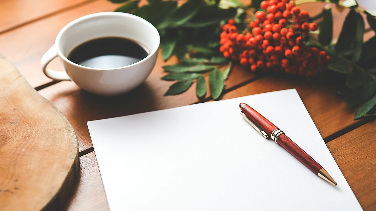 leeres Papier mit Stift und Kaffeetasse @pexels.com