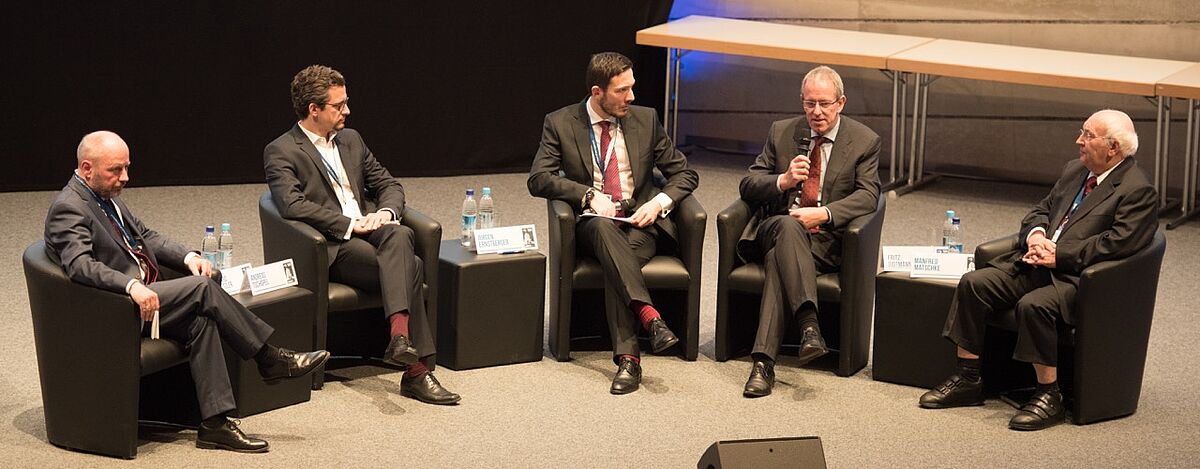 Prof. Matschke bei seinem Einführungsstatement und in der Diskussionsrunde mit Prof. Schwetzler, Leipzig (links), Ernstberger, München (Mitte) (Quelle: TU München)