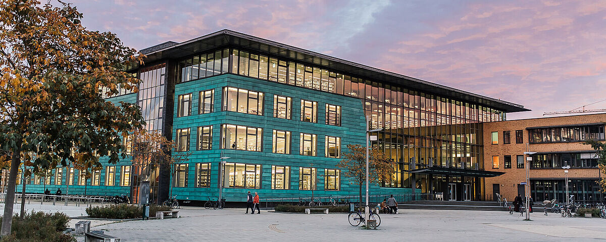 Die Zentrale Universitätsbibliothek in Greifswald am Abend