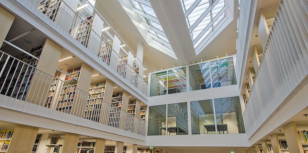 Blick auf die Gruppencarrels in der Bereichsbibliothek