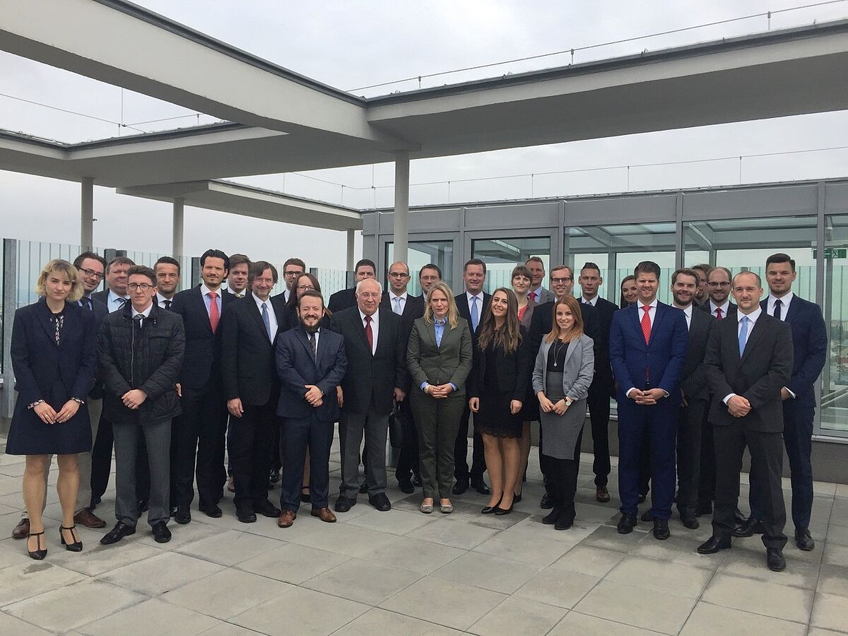 Gruppenbild mit den meisten Seminarteilnehmern auf der Sky Lounge der Universität Wien am Oskar-Morgenstern-Platz.