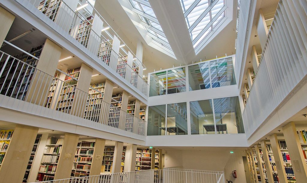 Blick auf die Gruppencarrels in der Bereichsbibliothek