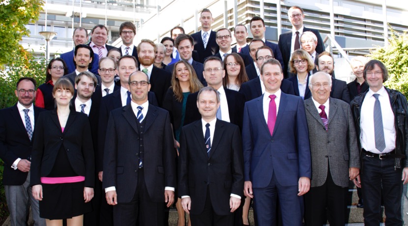 Gruppenbild mit einem Teil der Seminarteilnehmer in Hagen. In der ersten Reihe v.l. PD Dr. Karina Sopp und die Professoren Gerrit Brösel, Thomas Hering, Stephan Meyering, Manfred Jürgen Matschke und Martin Moog. In der Mitte der zweiten Reihe v.l. die P