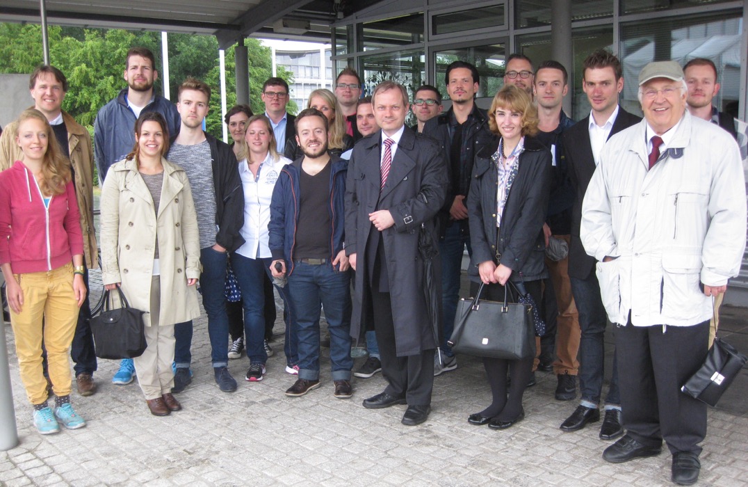 Studenten der Fernuniversität Hagen und der Ernst-Moritz-Arndt-Universität Greifswald mit den Professoren Matschke und Hering am Eingangstor zum Max-Planck-Institut für Plasma-Physik