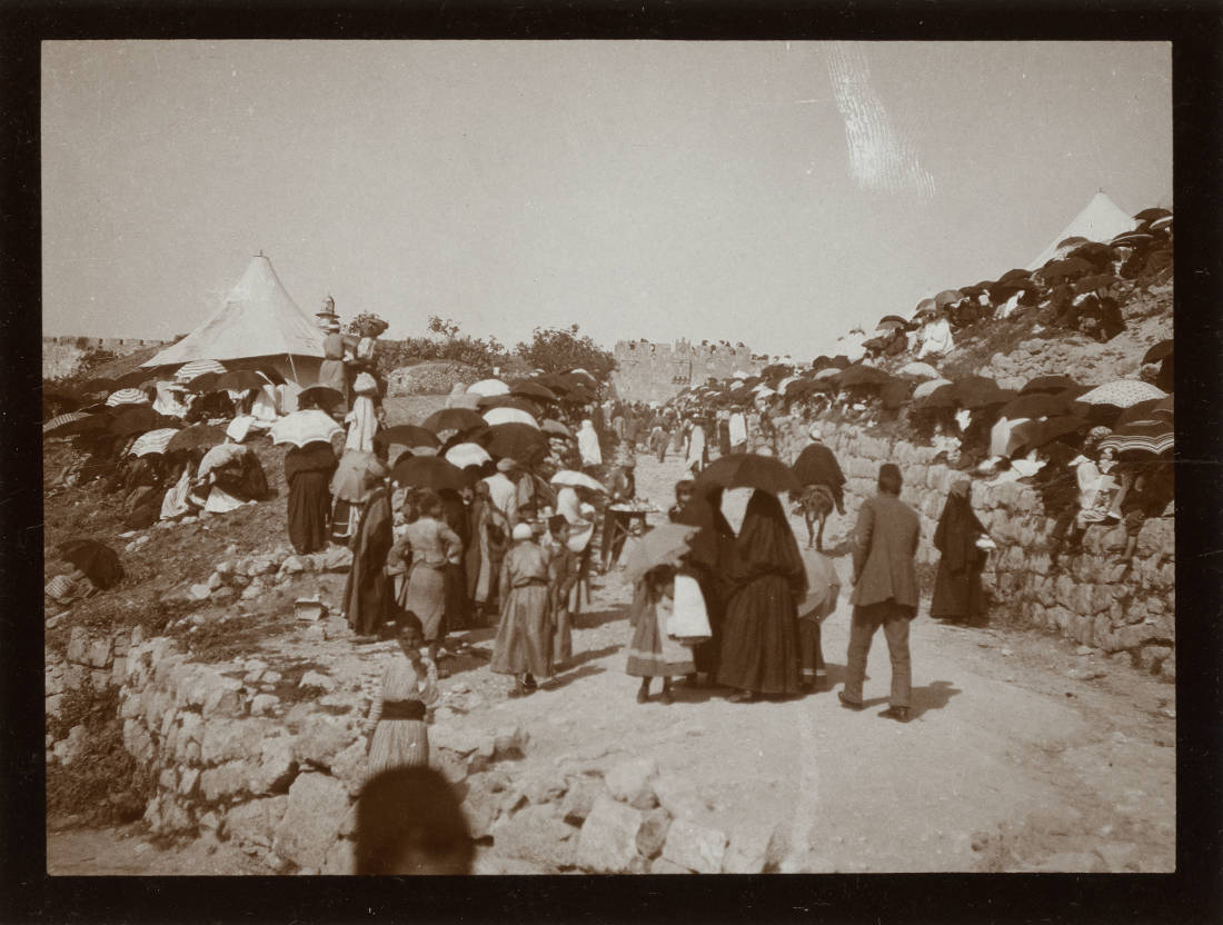 Valentin Schwöbel: Löwentor // Lions‘ Gate, Nebi-Musa-Prozession // Nebi Musa Procession, ca. 1905 (© Dalman-Institut Greifswald)